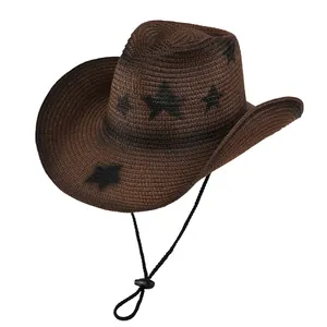 Dettaglio cappello cowboy in paglia marrone scuro con stelle nere e cordino antivento