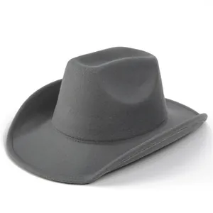 Dettaglio della trama in feltro di lana e della tesa curva di questo cappello da cowboy grigio