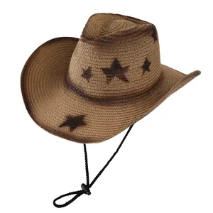 Dettaglio cappello cowboy in paglia marrone con motivo a stella e cordino regolabile