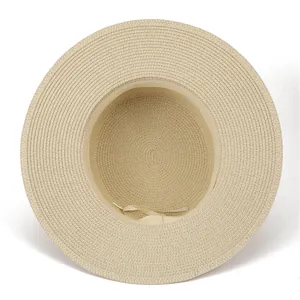 Chapeau canotier élégant en paille beige avec tissage fin et ruban intérieur ajustable