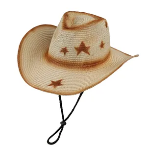 Dettaglio cappello da cowboy in paglia intrecciata con stelle marroni e laccio regolabile