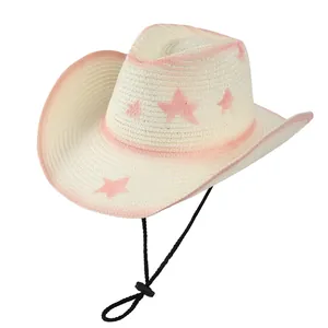 Dettaglio cappello da cowboy in paglia con stelle rosa e cordino sottogola regolabile