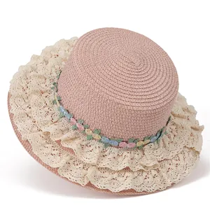 Vue détaillée d'un chapeau de paille rose avec dentelle et broderie florale 3D