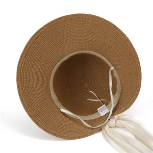Chapeau de soleil à large bord en paille de papier marron avec ruban blanc élégant