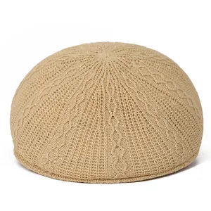 Dettaglio del motivo all'uncinetto e della trama di un basco in cotone beige vintage