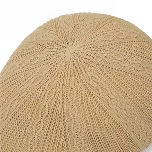 Macro del motivo a maglia traforata retrò su un basco di cotone beige con dettagli