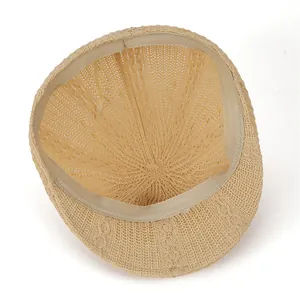 Berretto in maglia beige traspirante con motivo traforato e fascia tergisudore