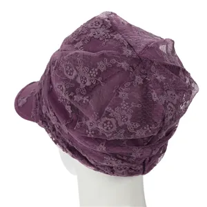Damen Schirmmütze aus lila Spitze mit Blumenstickerei, atmungsaktive Mesh-Kappe im Retro-Stil