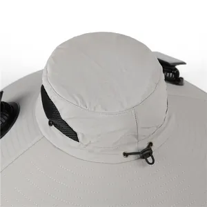 Sombrero de pesca gris claro con ala ancha, ventiladores solares duales y malla