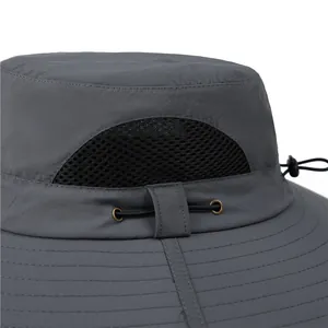 Détail d'un chapeau de soleil extérieur en tissu gris résistant à l'eau et filet aéré