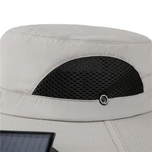 Detalle de gorra solar gris claro con malla transpirable y costuras reforzadas en el ala
