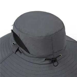 Détail du chapeau de soleil gris foncé avec maille respirante et cordon ajustable