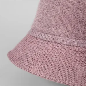 Détail d'un chapeau cloche d'hiver montrant la laine mohair et la doublure polaire chaude