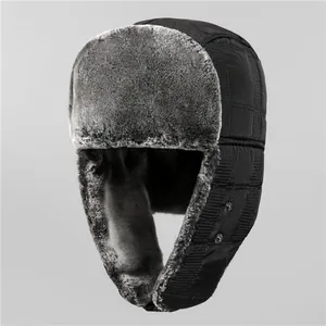 Winter-Uschanka mit schwarzem Steppstoff und dickem grauem Kunstfellfutter für Herren