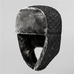 Chapeau de trappeur matelassé noir avec doublure en fausse fourrure et cache-oreilles