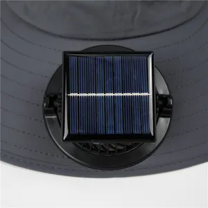 Détail macro du panneau solaire et ventilateur sur chapeau de pêcheur gris extérieur