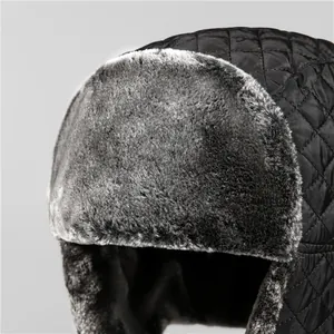 Détail de nylon noir matelassé et doublure épaisse en fausse fourrure grise du bonnet russe
