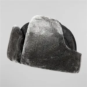 Winter-Uschanka-Mütze mit schwarzem Steppstoff und dickem grauem Kunstfellfutter