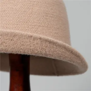 Chapeau cloche en laine mélangée beige de style anglais avec bord roulé sur support