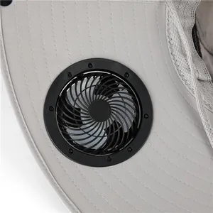 Detalle de un sombrero de sol gris con miniventilador solar integrado para exteriores