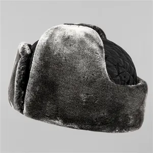 Détail du nylon matelassé noir et de la doublure en fourrure grise du chapeau russe