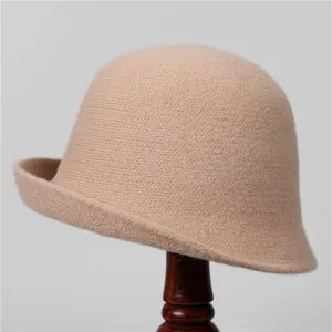 Chapeau cloche britannique en laine camel pour femme avec bord roulé élégant pour l'automne