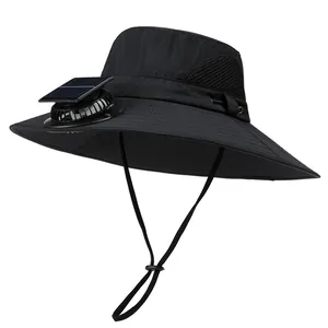 Détail latéral d'un chapeau de soleil noir avec mini ventilateur solaire et maille aérée