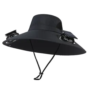 Detalle de sombrero negro de ala ancha con dos ventiladores solares y malla transpirable