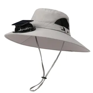 Détail du ventilateur solaire et du panneau intégré sur le bord du chapeau de soleil