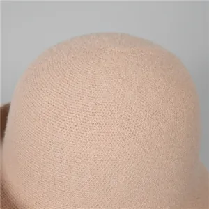 Vue détaillée de la texture du bob en tricot beige avec couture de précision
