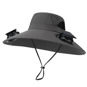 Detalle de sombrero de sol para exterior con ventiladores solares y malla transpirable