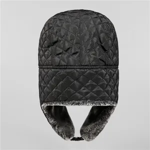 Chapka matelassée noire avec doublure en fourrure grise et boucle pour l'hiver froid