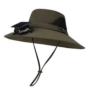 Détail du panneau solaire et du mini ventilateur sur le bord du chapeau de soleil