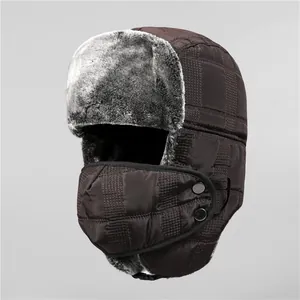Dunkelbraune Uschanka mit grauem Kunstfellfutter und passender Maske für den Winter