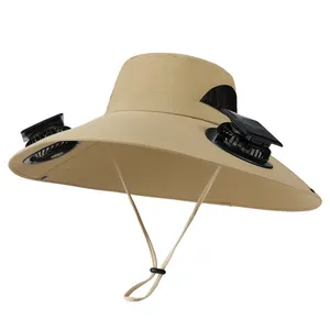 Detalle de sombrero de sol caqui con ventiladores solares dobles y puerto de carga USB-C