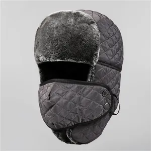 Détail du chapeau de trappeur matelassé gris foncé avec fausse fourrure et masque amovible