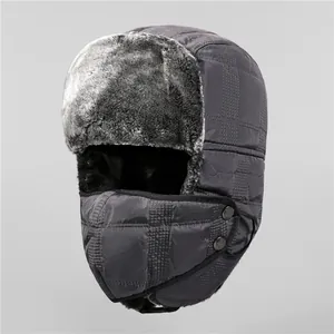 Detail einer grauen Winter-Uschanka mit Kunstfellfutter und passender Maske