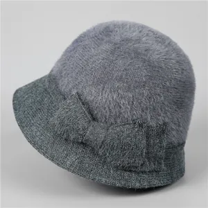 Détail du chapeau cloche pour femme avec fausse fourrure et nœud tricoté élégant