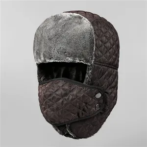 Gros plan du bonnet aviateur matelassé avec doublure en fausse fourrure et masque amovible