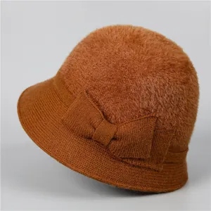 Détail d'un chapeau cloche en fausse fourrure caramel avec texture tricot et nœud
