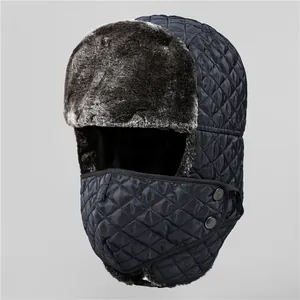 Détail du chapeau de trappeur matelassé avec fourrure épaisse et masque intégré