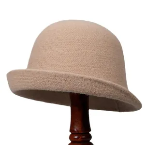 Chapeau cloche en tricot kaki style britannique avec bord roulé sur support bois