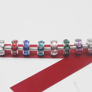 Bracciale a catena serpente in argento con ciondoli in zircone colorato e nastro rosso