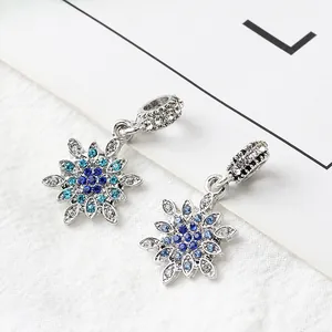Funkelnde Schneeflocken-Anhänger mit blauen und weißen Kristallen für DIY-Schmuck