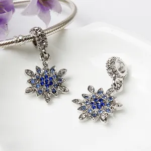Glitzernder silberner Schneeflocken Anhänger mit blauen Kristallen für DIY Armbänder