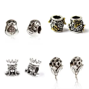 Détail de breloques en argent rétro avec abeille, poupée et sac d'argent pour bracelets DIY