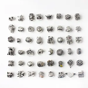 Grille de 48 charms DIY en argent antique avec des motifs de coeurs, couronnes et fleurs