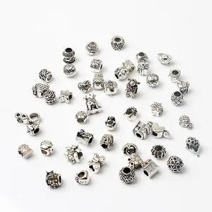 Vue détaillée de breloques en alliage avec motifs animaux et fruits pour bracelets DIY