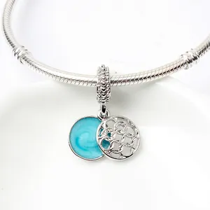 Makroaufnahme der silbernen Schlangenkette und blauen Emaille-Charm mit Hohlmuster