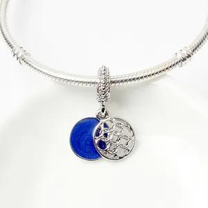 Detailaufnahme von Schlangenarmband mit blauem Sternen-Emaille-Anhänger und Hohlrad-Charm
